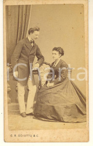 1870 ca RISORGIMENTO Garibaldino Oreste BRONZETTI con la moglie *Foto CDV (4) Fotografia originale d'epoca, su cartoncino morbido, che ritrae il patriota e garibaldino Oreste Bronzetti con la moglie, Caterina Maffezzoli.FOTOGRAFO: Giovanni Battista Sciutto - Genova FAIR/discreto fioriture; minime abrasioni marginali Formato: 6x10 cm originale e autentica 1