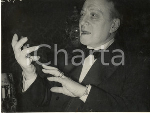 1950 ca TEATRO Attore Ruggero RUGGERI - Ritratto *Foto 24x18 cm Fotografia originale d'epoca, con didascalia  dattiloscritta al verso. FAIR/discreto graffi e minime piegature angolari; residuo cartaceo al verso; increspature marginali Formato: 24x18 cm originale e autentica 1
