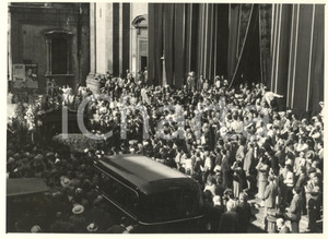 1953 MILANO Chiesa S. Alessandro - Funerali attore Ruggero RUGGERI *Foto (4) Fotografia originale d'epoca. FAIR/discreto residui cartacei al verso Formato: 24x18 cm originale e autentica 1