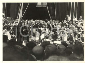 1953 MILANO Chiesa S. Alessandro - Funerali attore Ruggero RUGGERI *Foto (7) Fotografia originale d'epoca. FAIR/discreto lievi graffi; residui cartacei al verso Formato: 24x18 cm originale e autentica 1