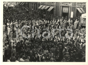1953 MILANO via Mazzini - Corteo funebre attore Ruggero RUGGERI *Foto (3) Fotografia originale d'epoca. FAIR/discreto lievi graffi; residui cartacei al verso Formato: 24x18 cm originale e autentica 1