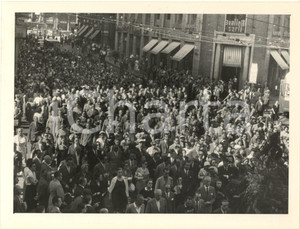 1953 MILANO via Mazzini - Corteo funebre attore Ruggero RUGGERI *Foto (4) Fotografia originale d'epoca. FAIR/discreto lievi graffi; residui cartacei al verso Formato: 24x18 cm originale e autentica 1