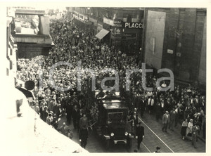 1953 MILANO via Mazzini - Corteo funebre attore Ruggero RUGGERI *Foto (6) Fotografia originale d'epoca. FAIR/discreto lievi graffi; residui cartacei al verso; lievi residui di polvere al recto Formato: 24x18 cm originale e autentica 1