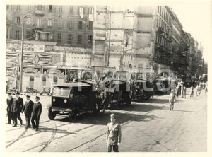 1953 MILANO MISSORI - Corteo funebre attore Ruggero RUGGERI ^Foto (2) Fotografia originale d'epoca. FAIR/discreto lievi graffi; residui cartacei al verso; lievi macchie in trasparenza Formato: 24x18 cm originale e autentica 1