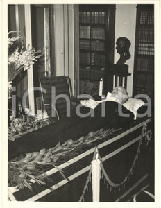 1953 MILANO Attore Ruggero RUGGERI sul letto di morte nella sua casa *Foto (2) Fotografia originale d'epoca. FAIR/discreto residui cartacei al verso; graffi Formato: 18x24 cm originale e autentica 1