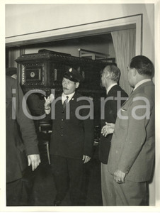 1953 MILANO Funerali attore Ruggero RUGGERI - Trasporto della bara *Foto (1) Fotografia originale d'epoca. FAIR/discreto residui cartacei al verso; graffi Formato: 18x24 cm originale e autentica 1