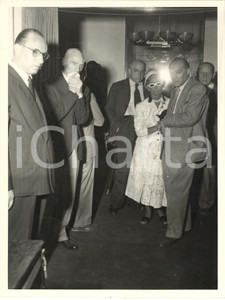 1953 MILANO Funerali attore Ruggero RUGGERI - Camera ardente *Foto (1) Fotografia originale d'epoca. FAIR/discreto residui cartacei al verso; lievi piegature angolari Formato: 18x24 cm originale e autentica 1