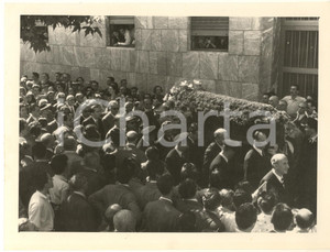 1953 MILANO via Borromei - Corteo funebre attore Ruggero RUGGERI *Foto (3) Fotografia originale d'epoca. FAIR/discreto graffi; difetti di stampa; residui cartacei al verso Formato: 24x18 cm originale e autentica 1