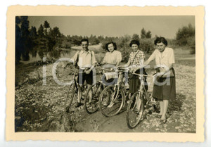 Fotografia d epoca originale 1946 PAULLO Famiglia in bicicletta in gita sul fiume ADDA Fotografia 9x6 cm 1