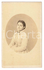 1870 ca Famiglia PECCHIO - Ritratto femminile *Foto CDV (1) Fotografia originale d'epoca, montata su cartoncino morbido.Non è indicato il fotografo, ma è presente al verso il timbro con il nome della famiglia Pecchio e il suo motto latino “orior ex luce” ("nasco dalla luce"). GOOD/buono  Formato: 6x10 cm originale e autentica 1