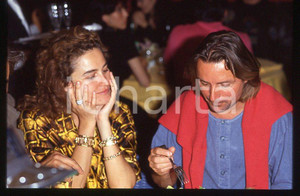 1985 ca René ARNOUX Lory DEL SANTO * 35 mm vintage slide Diapositiva d'epoca, in formato 35 mm.CONDIZIONI: GOODE' severamente vietata la riproduzione. Tutti i diritti sono riservati.ICharta mette in vendita, sul negozio eBay e in esclusiva sul sito "icharta" il proprio archivio composto da numerose diapositive e negativi fotografici d'epoca, tutti originali e autentici, che attraversano la storia del costume italiano tra gli la fine degli anni Sessanta e Novanta.Si tratta di uno sguardo inedito sull'attualità , la politica, la vita quotidiana, il gossip e la cultura, che fotografa il cambiamento della nazione in quest'ultimo scorcio del XX secolo. Un'occasione unica per il mercato del collezionismo, che vede finalmente disponibile un archivio eccezionale per vastità , tematiche e condizioni, in un settore (il negativo fotografico e la diapositiva) di assoluta novità e dalle interessanti prospettive di investimento. GOOD/buono   originale e autentica 1