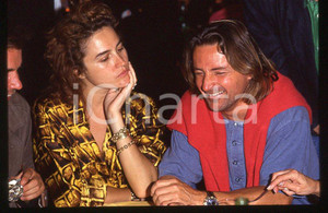 1985 ca René ARNOUX Lory DEL SANTO * 35 mm vintage slide (2) Diapositiva d'epoca, in formato 35 mm.CONDIZIONI: GOODE' severamente vietata la riproduzione. Tutti i diritti sono riservati.ICharta mette in vendita, sul negozio eBay e in esclusiva sul sito "icharta" il proprio archivio composto da numerose diapositive e negativi fotografici d'epoca, tutti originali e autentici, che attraversano la storia del costume italiano tra gli la fine degli anni Sessanta e Novanta.Si tratta di uno sguardo inedito sull'attualità , la politica, la vita quotidiana, il gossip e la cultura, che fotografa il cambiamento della nazione in quest'ultimo scorcio del XX secolo. Un'occasione unica per il mercato del collezionismo, che vede finalmente disponibile un archivio eccezionale per vastità , tematiche e condizioni, in un settore (il negativo fotografico e la diapositiva) di assoluta novità e dalle interessanti prospettive di investimento. GOOD/buono   originale e autentica 1