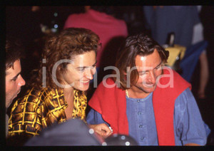 1985 ca René ARNOUX Lory DEL SANTO * 35 mm vintage slide (7) Diapositiva d'epoca, in formato 35 mm.CONDIZIONI: GOODE' severamente vietata la riproduzione. Tutti i diritti sono riservati.ICharta mette in vendita, sul negozio eBay e in esclusiva sul sito "icharta" il proprio archivio composto da numerose diapositive e negativi fotografici d'epoca, tutti originali e autentici, che attraversano la storia del costume italiano tra gli la fine degli anni Sessanta e Novanta.Si tratta di uno sguardo inedito sull'attualità , la politica, la vita quotidiana, il gossip e la cultura, che fotografa il cambiamento della nazione in quest'ultimo scorcio del XX secolo. Un'occasione unica per il mercato del collezionismo, che vede finalmente disponibile un archivio eccezionale per vastità , tematiche e condizioni, in un settore (il negativo fotografico e la diapositiva) di assoluta novità e dalle interessanti prospettive di investimento. GOOD/buono   originale e autentica 1