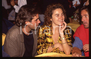 1985 ca René ARNOUX Pierre COSSOLory DEL SANTO * 35 mm vintage slide (1) Diapositiva d'epoca, in formato 35 mm.CONDIZIONI: GOODE' severamente vietata la riproduzione. Tutti i diritti sono riservati.ICharta mette in vendita, sul negozio eBay e in esclusiva sul sito "icharta" il proprio archivio composto da numerose diapositive e negativi fotografici d'epoca, tutti originali e autentici, che attraversano la storia del costume italiano tra gli la fine degli anni Sessanta e Novanta.Si tratta di uno sguardo inedito sull'attualità , la politica, la vita quotidiana, il gossip e la cultura, che fotografa il cambiamento della nazione in quest'ultimo scorcio del XX secolo. Un'occasione unica per il mercato del collezionismo, che vede finalmente disponibile un archivio eccezionale per vastità , tematiche e condizioni, in un settore (il negativo fotografico e la diapositiva) di assoluta novità e dalle interessanti prospettive di investimento. GOOD/buono   originale e autentica 1