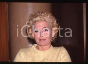 1995 ca MUSICA Rossana CASALE * 35 mm vintage slide (7) Diapositiva d'epoca, in formato 35 mm.CONDIZIONI: GOODE' severamente vietata la riproduzione. Tutti i diritti sono riservati.ICharta mette in vendita, sul negozio eBay e in esclusiva sul sito "icharta" il proprio archivio composto da numerose diapositive e negativi fotografici d'epoca, tutti originali e autentici, che attraversano la storia del costume italiano tra gli la fine degli anni Sessanta e Novanta.Si tratta di uno sguardo inedito sull'attualità , la politica, la vita quotidiana, il gossip e la cultura, che fotografa il cambiamento della nazione in quest'ultimo scorcio del XX secolo. Un'occasione unica per il mercato del collezionismo, che vede finalmente disponibile un archivio eccezionale per vastità , tematiche e condizioni, in un settore (il negativo fotografico e la diapositiva) di assoluta novità e dalle interessanti prospettive di investimento. GOOD/buono   originale e autentica 1