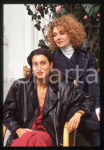 1993 MUSICA Grazia DI MICHELE Rossana CASALE * 35 mm vintage slide (1) Diapositiva d'epoca, in formato 35 mm.CONDIZIONI: GOODE' severamente vietata la riproduzione. Tutti i diritti sono riservati.ICharta mette in vendita, sul negozio eBay e in esclusiva sul sito "icharta" il proprio archivio composto da numerose diapositive e negativi fotografici d'epoca, tutti originali e autentici, che attraversano la storia del costume italiano tra gli la fine degli anni Sessanta e Novanta.Si tratta di uno sguardo inedito sull'attualità , la politica, la vita quotidiana, il gossip e la cultura, che fotografa il cambiamento della nazione in quest'ultimo scorcio del XX secolo. Un'occasione unica per il mercato del collezionismo, che vede finalmente disponibile un archivio eccezionale per vastità , tematiche e condizioni, in un settore (il negativo fotografico e la diapositiva) di assoluta novità e dalle interessanti prospettive di investimento. GOOD/buono   originale e autentica 1