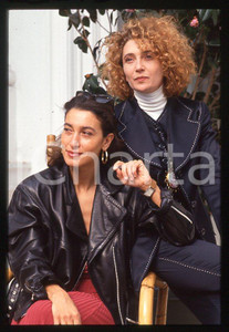 1993 MUSICA Grazia DI MICHELE Rossana CASALE * 35 mm vintage slide (7) Diapositiva d'epoca, in formato 35 mm.CONDIZIONI: GOODE' severamente vietata la riproduzione. Tutti i diritti sono riservati.ICharta mette in vendita, sul negozio eBay e in esclusiva sul sito "icharta" il proprio archivio composto da numerose diapositive e negativi fotografici d'epoca, tutti originali e autentici, che attraversano la storia del costume italiano tra gli la fine degli anni Sessanta e Novanta.Si tratta di uno sguardo inedito sull'attualità , la politica, la vita quotidiana, il gossip e la cultura, che fotografa il cambiamento della nazione in quest'ultimo scorcio del XX secolo. Un'occasione unica per il mercato del collezionismo, che vede finalmente disponibile un archivio eccezionale per vastità , tematiche e condizioni, in un settore (il negativo fotografico e la diapositiva) di assoluta novità e dalle interessanti prospettive di investimento. GOOD/buono   originale e autentica 1