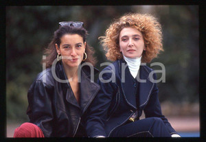 1993 MUSICA Grazia DI MICHELE Rossana CASALE * 35 mm vintage slide (9) Diapositiva d'epoca, in formato 35 mm.CONDIZIONI: GOODE' severamente vietata la riproduzione. Tutti i diritti sono riservati.ICharta mette in vendita, sul negozio eBay e in esclusiva sul sito "icharta" il proprio archivio composto da numerose diapositive e negativi fotografici d'epoca, tutti originali e autentici, che attraversano la storia del costume italiano tra gli la fine degli anni Sessanta e Novanta.Si tratta di uno sguardo inedito sull'attualità , la politica, la vita quotidiana, il gossip e la cultura, che fotografa il cambiamento della nazione in quest'ultimo scorcio del XX secolo. Un'occasione unica per il mercato del collezionismo, che vede finalmente disponibile un archivio eccezionale per vastità , tematiche e condizioni, in un settore (il negativo fotografico e la diapositiva) di assoluta novità e dalle interessanti prospettive di investimento. GOOD/buono   originale e autentica 1