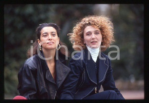 1993 MUSICA Grazia DI MICHELE Rossana CASALE * 35 mm vintage slide (11) Diapositiva d'epoca, in formato 35 mm.CONDIZIONI: GOODE' severamente vietata la riproduzione. Tutti i diritti sono riservati.ICharta mette in vendita, sul negozio eBay e in esclusiva sul sito "icharta" il proprio archivio composto da numerose diapositive e negativi fotografici d'epoca, tutti originali e autentici, che attraversano la storia del costume italiano tra gli la fine degli anni Sessanta e Novanta.Si tratta di uno sguardo inedito sull'attualità , la politica, la vita quotidiana, il gossip e la cultura, che fotografa il cambiamento della nazione in quest'ultimo scorcio del XX secolo. Un'occasione unica per il mercato del collezionismo, che vede finalmente disponibile un archivio eccezionale per vastità , tematiche e condizioni, in un settore (il negativo fotografico e la diapositiva) di assoluta novità e dalle interessanti prospettive di investimento. GOOD/buono   originale e autentica 1