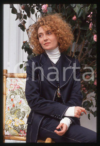 1993 MUSICA Rossana CASALE * 35 mm vintage slide (2) Diapositiva d'epoca, in formato 35 mm.CONDIZIONI: GOODE' severamente vietata la riproduzione. Tutti i diritti sono riservati.ICharta mette in vendita, sul negozio eBay e in esclusiva sul sito "icharta" il proprio archivio composto da numerose diapositive e negativi fotografici d'epoca, tutti originali e autentici, che attraversano la storia del costume italiano tra gli la fine degli anni Sessanta e Novanta.Si tratta di uno sguardo inedito sull'attualità , la politica, la vita quotidiana, il gossip e la cultura, che fotografa il cambiamento della nazione in quest'ultimo scorcio del XX secolo. Un'occasione unica per il mercato del collezionismo, che vede finalmente disponibile un archivio eccezionale per vastità , tematiche e condizioni, in un settore (il negativo fotografico e la diapositiva) di assoluta novità e dalle interessanti prospettive di investimento. GOOD/buono   originale e autentica 1