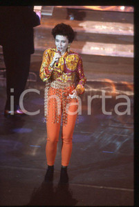 1991 Rossana CASALE Festival di Saremo * 35 mm vintage slide (2) Diapositiva d'epoca, in formato 35 mm.CONDIZIONI: GOODE' severamente vietata la riproduzione. Tutti i diritti sono riservati.ICharta mette in vendita, sul negozio eBay e in esclusiva sul sito "icharta" il proprio archivio composto da numerose diapositive e negativi fotografici d'epoca, tutti originali e autentici, che attraversano la storia del costume italiano tra gli la fine degli anni Sessanta e Novanta.Si tratta di uno sguardo inedito sull'attualità , la politica, la vita quotidiana, il gossip e la cultura, che fotografa il cambiamento della nazione in quest'ultimo scorcio del XX secolo. Un'occasione unica per il mercato del collezionismo, che vede finalmente disponibile un archivio eccezionale per vastità , tematiche e condizioni, in un settore (il negativo fotografico e la diapositiva) di assoluta novità e dalle interessanti prospettive di investimento. GOOD/buono   originale e autentica 1