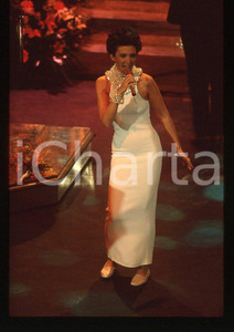 1991 Rossana CASALE Festival di Saremo * 35 mm vintage slide (5) Diapositiva d'epoca, in formato 35 mm.CONDIZIONI: GOODE' severamente vietata la riproduzione. Tutti i diritti sono riservati.ICharta mette in vendita, sul negozio eBay e in esclusiva sul sito "icharta" il proprio archivio composto da numerose diapositive e negativi fotografici d'epoca, tutti originali e autentici, che attraversano la storia del costume italiano tra gli la fine degli anni Sessanta e Novanta.Si tratta di uno sguardo inedito sull'attualità , la politica, la vita quotidiana, il gossip e la cultura, che fotografa il cambiamento della nazione in quest'ultimo scorcio del XX secolo. Un'occasione unica per il mercato del collezionismo, che vede finalmente disponibile un archivio eccezionale per vastità , tematiche e condizioni, in un settore (il negativo fotografico e la diapositiva) di assoluta novità e dalle interessanti prospettive di investimento. GOOD/buono   originale e autentica 1