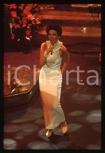 1991 Rossana CASALE Festival di Saremo * 35 mm vintage slide (4) Diapositiva d'epoca, in formato 35 mm.CONDIZIONI: GOODE' severamente vietata la riproduzione. Tutti i diritti sono riservati.ICharta mette in vendita, sul negozio eBay e in esclusiva sul sito "icharta" il proprio archivio composto da numerose diapositive e negativi fotografici d'epoca, tutti originali e autentici, che attraversano la storia del costume italiano tra gli la fine degli anni Sessanta e Novanta.Si tratta di uno sguardo inedito sull'attualità , la politica, la vita quotidiana, il gossip e la cultura, che fotografa il cambiamento della nazione in quest'ultimo scorcio del XX secolo. Un'occasione unica per il mercato del collezionismo, che vede finalmente disponibile un archivio eccezionale per vastità , tematiche e condizioni, in un settore (il negativo fotografico e la diapositiva) di assoluta novità e dalle interessanti prospettive di investimento. GOOD/buono   originale e autentica 1