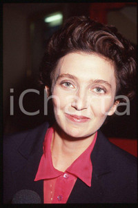 1990 ca MUSICA Rossana CASALE Ritratto * 35 mm vintage slide (1) Diapositiva d'epoca, in formato 35 mm.CONDIZIONI: GOODE' severamente vietata la riproduzione. Tutti i diritti sono riservati.ICharta mette in vendita, sul negozio eBay e in esclusiva sul sito "icharta" il proprio archivio composto da numerose diapositive e negativi fotografici d'epoca, tutti originali e autentici, che attraversano la storia del costume italiano tra gli la fine degli anni Sessanta e Novanta.Si tratta di uno sguardo inedito sull'attualità , la politica, la vita quotidiana, il gossip e la cultura, che fotografa il cambiamento della nazione in quest'ultimo scorcio del XX secolo. Un'occasione unica per il mercato del collezionismo, che vede finalmente disponibile un archivio eccezionale per vastità , tematiche e condizioni, in un settore (il negativo fotografico e la diapositiva) di assoluta novità e dalle interessanti prospettive di investimento. GOOD/buono   originale e autentica 1