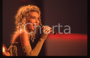 1990 ca MUSICA Rossana CASALE Ritratto * 35 mm vintage slide (3) Diapositiva d'epoca, in formato 35 mm.CONDIZIONI: GOODE' severamente vietata la riproduzione. Tutti i diritti sono riservati.ICharta mette in vendita, sul negozio eBay e in esclusiva sul sito "icharta" il proprio archivio composto da numerose diapositive e negativi fotografici d'epoca, tutti originali e autentici, che attraversano la storia del costume italiano tra gli la fine degli anni Sessanta e Novanta.Si tratta di uno sguardo inedito sull'attualità , la politica, la vita quotidiana, il gossip e la cultura, che fotografa il cambiamento della nazione in quest'ultimo scorcio del XX secolo. Un'occasione unica per il mercato del collezionismo, che vede finalmente disponibile un archivio eccezionale per vastità , tematiche e condizioni, in un settore (il negativo fotografico e la diapositiva) di assoluta novità e dalle interessanti prospettive di investimento. GOOD/buono   originale e autentica 1