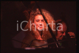 1990 ca MUSICA Rossana CASALE Ritratto * 35 mm vintage slide (7) Diapositiva d'epoca, in formato 35 mm.CONDIZIONI: GOODE' severamente vietata la riproduzione. Tutti i diritti sono riservati.ICharta mette in vendita, sul negozio eBay e in esclusiva sul sito "icharta" il proprio archivio composto da numerose diapositive e negativi fotografici d'epoca, tutti originali e autentici, che attraversano la storia del costume italiano tra gli la fine degli anni Sessanta e Novanta.Si tratta di uno sguardo inedito sull'attualità , la politica, la vita quotidiana, il gossip e la cultura, che fotografa il cambiamento della nazione in quest'ultimo scorcio del XX secolo. Un'occasione unica per il mercato del collezionismo, che vede finalmente disponibile un archivio eccezionale per vastità , tematiche e condizioni, in un settore (il negativo fotografico e la diapositiva) di assoluta novità e dalle interessanti prospettive di investimento. GOOD/buono   originale e autentica 1