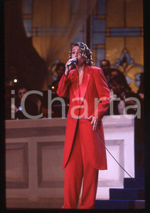 1990 ca MUSICA Rossana CASALE Ritratto * 35 mm vintage slide (13) Diapositiva d'epoca, in formato 35 mm.CONDIZIONI: GOODE' severamente vietata la riproduzione. Tutti i diritti sono riservati.ICharta mette in vendita, sul negozio eBay e in esclusiva sul sito "icharta" il proprio archivio composto da numerose diapositive e negativi fotografici d'epoca, tutti originali e autentici, che attraversano la storia del costume italiano tra gli la fine degli anni Sessanta e Novanta.Si tratta di uno sguardo inedito sull'attualità , la politica, la vita quotidiana, il gossip e la cultura, che fotografa il cambiamento della nazione in quest'ultimo scorcio del XX secolo. Un'occasione unica per il mercato del collezionismo, che vede finalmente disponibile un archivio eccezionale per vastità , tematiche e condizioni, in un settore (il negativo fotografico e la diapositiva) di assoluta novità e dalle interessanti prospettive di investimento. GOOD/buono   originale e autentica 1