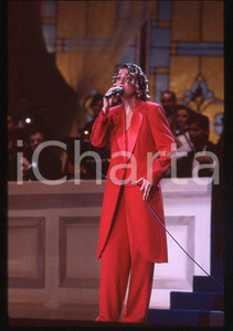 1990 ca MUSICA Rossana CASALE Ritratto * 35 mm vintage slide (19) Diapositiva d'epoca, in formato 35 mm.CONDIZIONI: GOODE' severamente vietata la riproduzione. Tutti i diritti sono riservati.ICharta mette in vendita, sul negozio eBay e in esclusiva sul sito "icharta" il proprio archivio composto da numerose diapositive e negativi fotografici d'epoca, tutti originali e autentici, che attraversano la storia del costume italiano tra gli la fine degli anni Sessanta e Novanta.Si tratta di uno sguardo inedito sull'attualità , la politica, la vita quotidiana, il gossip e la cultura, che fotografa il cambiamento della nazione in quest'ultimo scorcio del XX secolo. Un'occasione unica per il mercato del collezionismo, che vede finalmente disponibile un archivio eccezionale per vastità , tematiche e condizioni, in un settore (il negativo fotografico e la diapositiva) di assoluta novità e dalle interessanti prospettive di investimento. GOOD/buono   originale e autentica 1