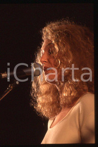 1990 ca MUSICA Rossana CASALE Ritratto * 35 mm vintage slide (22) Diapositiva d'epoca, in formato 35 mm.CONDIZIONI: GOODE' severamente vietata la riproduzione. Tutti i diritti sono riservati.ICharta mette in vendita, sul negozio eBay e in esclusiva sul sito "icharta" il proprio archivio composto da numerose diapositive e negativi fotografici d'epoca, tutti originali e autentici, che attraversano la storia del costume italiano tra gli la fine degli anni Sessanta e Novanta.Si tratta di uno sguardo inedito sull'attualità , la politica, la vita quotidiana, il gossip e la cultura, che fotografa il cambiamento della nazione in quest'ultimo scorcio del XX secolo. Un'occasione unica per il mercato del collezionismo, che vede finalmente disponibile un archivio eccezionale per vastità , tematiche e condizioni, in un settore (il negativo fotografico e la diapositiva) di assoluta novità e dalle interessanti prospettive di investimento. GOOD/buono   originale e autentica 1