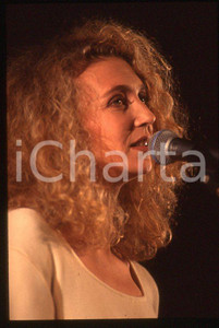 1990 ca MUSICA Rossana CASALE Ritratto * 35 mm vintage slide (25) Diapositiva d'epoca, in formato 35 mm.CONDIZIONI: GOODE' severamente vietata la riproduzione. Tutti i diritti sono riservati.ICharta mette in vendita, sul negozio eBay e in esclusiva sul sito "icharta" il proprio archivio composto da numerose diapositive e negativi fotografici d'epoca, tutti originali e autentici, che attraversano la storia del costume italiano tra gli la fine degli anni Sessanta e Novanta.Si tratta di uno sguardo inedito sull'attualità , la politica, la vita quotidiana, il gossip e la cultura, che fotografa il cambiamento della nazione in quest'ultimo scorcio del XX secolo. Un'occasione unica per il mercato del collezionismo, che vede finalmente disponibile un archivio eccezionale per vastità , tematiche e condizioni, in un settore (il negativo fotografico e la diapositiva) di assoluta novità e dalle interessanti prospettive di investimento. GOOD/buono   originale e autentica 1