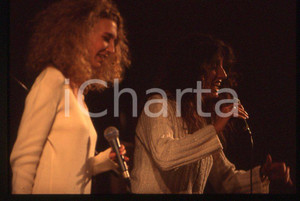 1990 ca MUSICA Rossana CASALE Ritratto * 35 mm vintage slide (28) Diapositiva d'epoca, in formato 35 mm.CONDIZIONI: GOODE' severamente vietata la riproduzione. Tutti i diritti sono riservati.ICharta mette in vendita, sul negozio eBay e in esclusiva sul sito "icharta" il proprio archivio composto da numerose diapositive e negativi fotografici d'epoca, tutti originali e autentici, che attraversano la storia del costume italiano tra gli la fine degli anni Sessanta e Novanta.Si tratta di uno sguardo inedito sull'attualità , la politica, la vita quotidiana, il gossip e la cultura, che fotografa il cambiamento della nazione in quest'ultimo scorcio del XX secolo. Un'occasione unica per il mercato del collezionismo, che vede finalmente disponibile un archivio eccezionale per vastità , tematiche e condizioni, in un settore (il negativo fotografico e la diapositiva) di assoluta novità e dalle interessanti prospettive di investimento. GOOD/buono   originale e autentica 1