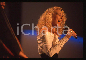 1990 ca MUSICA Rossana CASALE Ritratto * 35 mm vintage slide (32) Diapositiva d'epoca, in formato 35 mm.CONDIZIONI: GOODE' severamente vietata la riproduzione. Tutti i diritti sono riservati.ICharta mette in vendita, sul negozio eBay e in esclusiva sul sito "icharta" il proprio archivio composto da numerose diapositive e negativi fotografici d'epoca, tutti originali e autentici, che attraversano la storia del costume italiano tra gli la fine degli anni Sessanta e Novanta.Si tratta di uno sguardo inedito sull'attualità , la politica, la vita quotidiana, il gossip e la cultura, che fotografa il cambiamento della nazione in quest'ultimo scorcio del XX secolo. Un'occasione unica per il mercato del collezionismo, che vede finalmente disponibile un archivio eccezionale per vastità , tematiche e condizioni, in un settore (il negativo fotografico e la diapositiva) di assoluta novità e dalle interessanti prospettive di investimento. GOOD/buono   originale e autentica 1