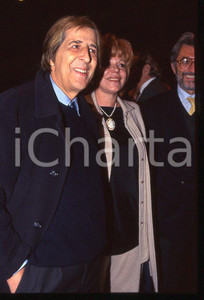 2000 ca Giorgio GABER Ombretta COLLI * 35 mm vintage slide (1) Diapositiva d'epoca, in formato 35 mm.CONDIZIONI: GOODE' severamente vietata la riproduzione. Tutti i diritti sono riservati.ICharta mette in vendita, sul negozio eBay e in esclusiva sul sito "icharta" il proprio archivio composto da numerose diapositive e negativi fotografici d'epoca, tutti originali e autentici, che attraversano la storia del costume italiano tra gli la fine degli anni Sessanta e Novanta.Si tratta di uno sguardo inedito sull'attualità , la politica, la vita quotidiana, il gossip e la cultura, che fotografa il cambiamento della nazione in quest'ultimo scorcio del XX secolo. Un'occasione unica per il mercato del collezionismo, che vede finalmente disponibile un archivio eccezionale per vastità , tematiche e condizioni, in un settore (il negativo fotografico e la diapositiva) di assoluta novità e dalle interessanti prospettive di investimento. GOOD/buono   originale e autentica 1