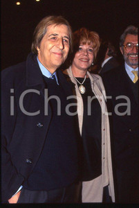 2000 ca Giorgio GABER Ombretta COLLI * 35 mm vintage slide (2) Diapositiva d'epoca, in formato 35 mm.CONDIZIONI: GOODE' severamente vietata la riproduzione. Tutti i diritti sono riservati.ICharta mette in vendita, sul negozio eBay e in esclusiva sul sito "icharta" il proprio archivio composto da numerose diapositive e negativi fotografici d'epoca, tutti originali e autentici, che attraversano la storia del costume italiano tra gli la fine degli anni Sessanta e Novanta.Si tratta di uno sguardo inedito sull'attualità , la politica, la vita quotidiana, il gossip e la cultura, che fotografa il cambiamento della nazione in quest'ultimo scorcio del XX secolo. Un'occasione unica per il mercato del collezionismo, che vede finalmente disponibile un archivio eccezionale per vastità , tematiche e condizioni, in un settore (il negativo fotografico e la diapositiva) di assoluta novità e dalle interessanti prospettive di investimento. GOOD/buono   originale e autentica 1