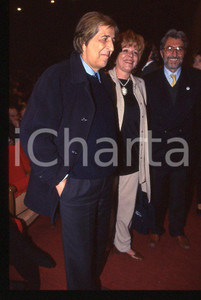 2000 ca Giorgio GABER Ombretta COLLI * 35 mm vintage slide (4) Diapositiva d'epoca, in formato 35 mm.CONDIZIONI: GOODE' severamente vietata la riproduzione. Tutti i diritti sono riservati.ICharta mette in vendita, sul negozio eBay e in esclusiva sul sito "icharta" il proprio archivio composto da numerose diapositive e negativi fotografici d'epoca, tutti originali e autentici, che attraversano la storia del costume italiano tra gli la fine degli anni Sessanta e Novanta.Si tratta di uno sguardo inedito sull'attualità , la politica, la vita quotidiana, il gossip e la cultura, che fotografa il cambiamento della nazione in quest'ultimo scorcio del XX secolo. Un'occasione unica per il mercato del collezionismo, che vede finalmente disponibile un archivio eccezionale per vastità , tematiche e condizioni, in un settore (il negativo fotografico e la diapositiva) di assoluta novità e dalle interessanti prospettive di investimento. GOOD/buono   originale e autentica 1