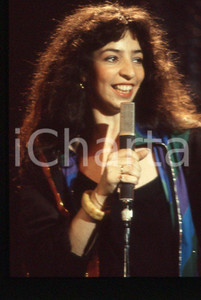1985 ca MUSICA Teresa DE SIO * 35 mm vintage slide (15) Diapositiva d'epoca, in formato 35 mm.CONDIZIONI: GOODE' severamente vietata la riproduzione. Tutti i diritti sono riservati.ICharta mette in vendita, sul negozio eBay e in esclusiva sul sito "icharta" il proprio archivio composto da numerose diapositive e negativi fotografici d'epoca, tutti originali e autentici, che attraversano la storia del costume italiano tra gli la fine degli anni Sessanta e Novanta.Si tratta di uno sguardo inedito sull'attualità , la politica, la vita quotidiana, il gossip e la cultura, che fotografa il cambiamento della nazione in quest'ultimo scorcio del XX secolo. Un'occasione unica per il mercato del collezionismo, che vede finalmente disponibile un archivio eccezionale per vastità , tematiche e condizioni, in un settore (il negativo fotografico e la diapositiva) di assoluta novità e dalle interessanti prospettive di investimento. GOOD/buono   originale e autentica 1