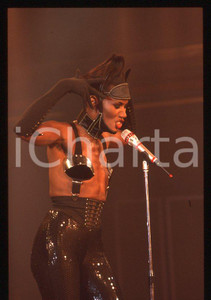 1985 ca MUSICA Grace JONES durante un concerto * 35 mm vintage slide (3) Diapositiva d'epoca, in formato 35 mm.CONDIZIONI: GOODE' severamente vietata la riproduzione. Tutti i diritti sono riservati.ICharta mette in vendita, sul negozio eBay e in esclusiva sul sito "icharta" il proprio archivio composto da numerose diapositive e negativi fotografici d'epoca, tutti originali e autentici, che attraversano la storia del costume italiano tra gli la fine degli anni Sessanta e Novanta.Si tratta di uno sguardo inedito sull'attualità , la politica, la vita quotidiana, il gossip e la cultura, che fotografa il cambiamento della nazione in quest'ultimo scorcio del XX secolo. Un'occasione unica per il mercato del collezionismo, che vede finalmente disponibile un archivio eccezionale per vastità , tematiche e condizioni, in un settore (il negativo fotografico e la diapositiva) di assoluta novità e dalle interessanti prospettive di investimento. GOOD/buono   originale e autentica 1