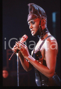 1985 ca MUSICA Grace JONES durante un concerto * 35 mm vintage slide (2) Diapositiva d'epoca, in formato 35 mm.CONDIZIONI: GOODE' severamente vietata la riproduzione. Tutti i diritti sono riservati.ICharta mette in vendita, sul negozio eBay e in esclusiva sul sito "icharta" il proprio archivio composto da numerose diapositive e negativi fotografici d'epoca, tutti originali e autentici, che attraversano la storia del costume italiano tra gli la fine degli anni Sessanta e Novanta.Si tratta di uno sguardo inedito sull'attualità , la politica, la vita quotidiana, il gossip e la cultura, che fotografa il cambiamento della nazione in quest'ultimo scorcio del XX secolo. Un'occasione unica per il mercato del collezionismo, che vede finalmente disponibile un archivio eccezionale per vastità , tematiche e condizioni, in un settore (il negativo fotografico e la diapositiva) di assoluta novità e dalle interessanti prospettive di investimento. GOOD/buono   originale e autentica 1