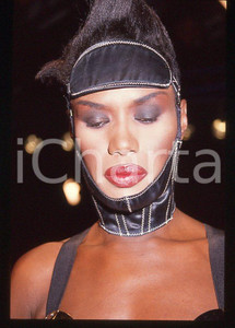 1985 ca MUSICA Grace JONES durante un concerto *35 mm vintage slide (35) Diapositiva d'epoca, in formato 35 mm.CONDIZIONI: GOODE' severamente vietata la riproduzione. Tutti i diritti sono riservati.ICharta mette in vendita, sul negozio eBay e in esclusiva sul sito "icharta" il proprio archivio composto da numerose diapositive e negativi fotografici d'epoca, tutti originali e autentici, che attraversano la storia del costume italiano tra gli la fine degli anni Sessanta e Novanta.Si tratta di uno sguardo inedito sull'attualità , la politica, la vita quotidiana, il gossip e la cultura, che fotografa il cambiamento della nazione in quest'ultimo scorcio del XX secolo. Un'occasione unica per il mercato del collezionismo, che vede finalmente disponibile un archivio eccezionale per vastità , tematiche e condizioni, in un settore (il negativo fotografico e la diapositiva) di assoluta novità e dalle interessanti prospettive di investimento. GOOD/buono   originale e autentica 1