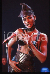 1985 ca MUSICA Grace JONES durante un concerto * 35 mm vintage slide 39 Diapositiva d'epoca, in formato 35 mm.CONDIZIONI: GOODE' severamente vietata la riproduzione. Tutti i diritti sono riservati.ICharta mette in vendita, sul negozio eBay e in esclusiva sul sito "icharta" il proprio archivio composto da numerose diapositive e negativi fotografici d'epoca, tutti originali e autentici, che attraversano la storia del costume italiano tra gli la fine degli anni Sessanta e Novanta.Si tratta di uno sguardo inedito sull'attualità , la politica, la vita quotidiana, il gossip e la cultura, che fotografa il cambiamento della nazione in quest'ultimo scorcio del XX secolo. Un'occasione unica per il mercato del collezionismo, che vede finalmente disponibile un archivio eccezionale per vastità , tematiche e condizioni, in un settore (il negativo fotografico e la diapositiva) di assoluta novità e dalle interessanti prospettive di investimento. GOOD/buono   originale e autentica 1