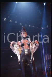 1985 ca MUSICA Grace JONES durante un concerto * 35 mm vintage slide (41) Diapositiva d'epoca, in formato 35 mm.CONDIZIONI: GOODE' severamente vietata la riproduzione. Tutti i diritti sono riservati.ICharta mette in vendita, sul negozio eBay e in esclusiva sul sito "icharta" il proprio archivio composto da numerose diapositive e negativi fotografici d'epoca, tutti originali e autentici, che attraversano la storia del costume italiano tra gli la fine degli anni Sessanta e Novanta.Si tratta di uno sguardo inedito sull'attualità , la politica, la vita quotidiana, il gossip e la cultura, che fotografa il cambiamento della nazione in quest'ultimo scorcio del XX secolo. Un'occasione unica per il mercato del collezionismo, che vede finalmente disponibile un archivio eccezionale per vastità , tematiche e condizioni, in un settore (il negativo fotografico e la diapositiva) di assoluta novità e dalle interessanti prospettive di investimento. GOOD/buono   originale e autentica 1
