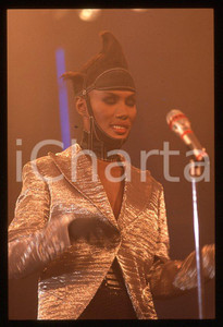 1985 ca MUSICA Grace JONES durante un concerto * 35 mm vintage slide (43) Diapositiva d'epoca, in formato 35 mm.CONDIZIONI: GOODE' severamente vietata la riproduzione. Tutti i diritti sono riservati.ICharta mette in vendita, sul negozio eBay e in esclusiva sul sito "icharta" il proprio archivio composto da numerose diapositive e negativi fotografici d'epoca, tutti originali e autentici, che attraversano la storia del costume italiano tra gli la fine degli anni Sessanta e Novanta.Si tratta di uno sguardo inedito sull'attualità , la politica, la vita quotidiana, il gossip e la cultura, che fotografa il cambiamento della nazione in quest'ultimo scorcio del XX secolo. Un'occasione unica per il mercato del collezionismo, che vede finalmente disponibile un archivio eccezionale per vastità , tematiche e condizioni, in un settore (il negativo fotografico e la diapositiva) di assoluta novità e dalle interessanti prospettive di investimento. GOOD/buono   originale e autentica 1