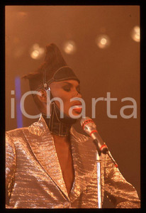 1985 ca MUSICA Grace JONES durante un concerto * 35 mm vintage slide (48) Diapositiva d'epoca, in formato 35 mm.CONDIZIONI: GOODE' severamente vietata la riproduzione. Tutti i diritti sono riservati.ICharta mette in vendita, sul negozio eBay e in esclusiva sul sito "icharta" il proprio archivio composto da numerose diapositive e negativi fotografici d'epoca, tutti originali e autentici, che attraversano la storia del costume italiano tra gli la fine degli anni Sessanta e Novanta.Si tratta di uno sguardo inedito sull'attualità , la politica, la vita quotidiana, il gossip e la cultura, che fotografa il cambiamento della nazione in quest'ultimo scorcio del XX secolo. Un'occasione unica per il mercato del collezionismo, che vede finalmente disponibile un archivio eccezionale per vastità , tematiche e condizioni, in un settore (il negativo fotografico e la diapositiva) di assoluta novità e dalle interessanti prospettive di investimento. GOOD/buono   originale e autentica 1