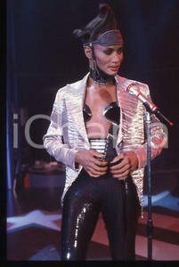1985 ca MUSICA Grace JONES durante un concerto * 35 mm vintage slide (64) Diapositiva d'epoca, in formato 35 mm.CONDIZIONI: GOODE' severamente vietata la riproduzione. Tutti i diritti sono riservati.ICharta mette in vendita, sul negozio eBay e in esclusiva sul sito "icharta" il proprio archivio composto da numerose diapositive e negativi fotografici d'epoca, tutti originali e autentici, che attraversano la storia del costume italiano tra gli la fine degli anni Sessanta e Novanta.Si tratta di uno sguardo inedito sull'attualità , la politica, la vita quotidiana, il gossip e la cultura, che fotografa il cambiamento della nazione in quest'ultimo scorcio del XX secolo. Un'occasione unica per il mercato del collezionismo, che vede finalmente disponibile un archivio eccezionale per vastità , tematiche e condizioni, in un settore (il negativo fotografico e la diapositiva) di assoluta novità e dalle interessanti prospettive di investimento. GOOD/buono   originale e autentica 1