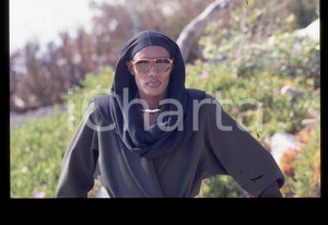 1985 ca MUSICA Grace JONES Ritratto cantante * 35 mm vintage slide (80) Diapositiva d'epoca, in formato 35 mm.CONDIZIONI: GOODE' severamente vietata la riproduzione. Tutti i diritti sono riservati.ICharta mette in vendita, sul negozio eBay e in esclusiva sul sito "icharta" il proprio archivio composto da numerose diapositive e negativi fotografici d'epoca, tutti originali e autentici, che attraversano la storia del costume italiano tra gli la fine degli anni Sessanta e Novanta.Si tratta di uno sguardo inedito sull'attualità , la politica, la vita quotidiana, il gossip e la cultura, che fotografa il cambiamento della nazione in quest'ultimo scorcio del XX secolo. Un'occasione unica per il mercato del collezionismo, che vede finalmente disponibile un archivio eccezionale per vastità , tematiche e condizioni, in un settore (il negativo fotografico e la diapositiva) di assoluta novità e dalle interessanti prospettive di investimento. GOOD/buono   originale e autentica 1