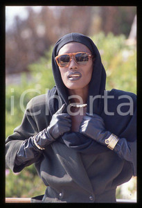 1985 ca MUSICA Grace JONES Ritratto cantante * 35 mm vintage slide (83) Diapositiva d'epoca, in formato 35 mm.CONDIZIONI: GOODE' severamente vietata la riproduzione. Tutti i diritti sono riservati.ICharta mette in vendita, sul negozio eBay e in esclusiva sul sito "icharta" il proprio archivio composto da numerose diapositive e negativi fotografici d'epoca, tutti originali e autentici, che attraversano la storia del costume italiano tra gli la fine degli anni Sessanta e Novanta.Si tratta di uno sguardo inedito sull'attualità , la politica, la vita quotidiana, il gossip e la cultura, che fotografa il cambiamento della nazione in quest'ultimo scorcio del XX secolo. Un'occasione unica per il mercato del collezionismo, che vede finalmente disponibile un archivio eccezionale per vastità , tematiche e condizioni, in un settore (il negativo fotografico e la diapositiva) di assoluta novità e dalle interessanti prospettive di investimento. GOOD/buono   originale e autentica 1